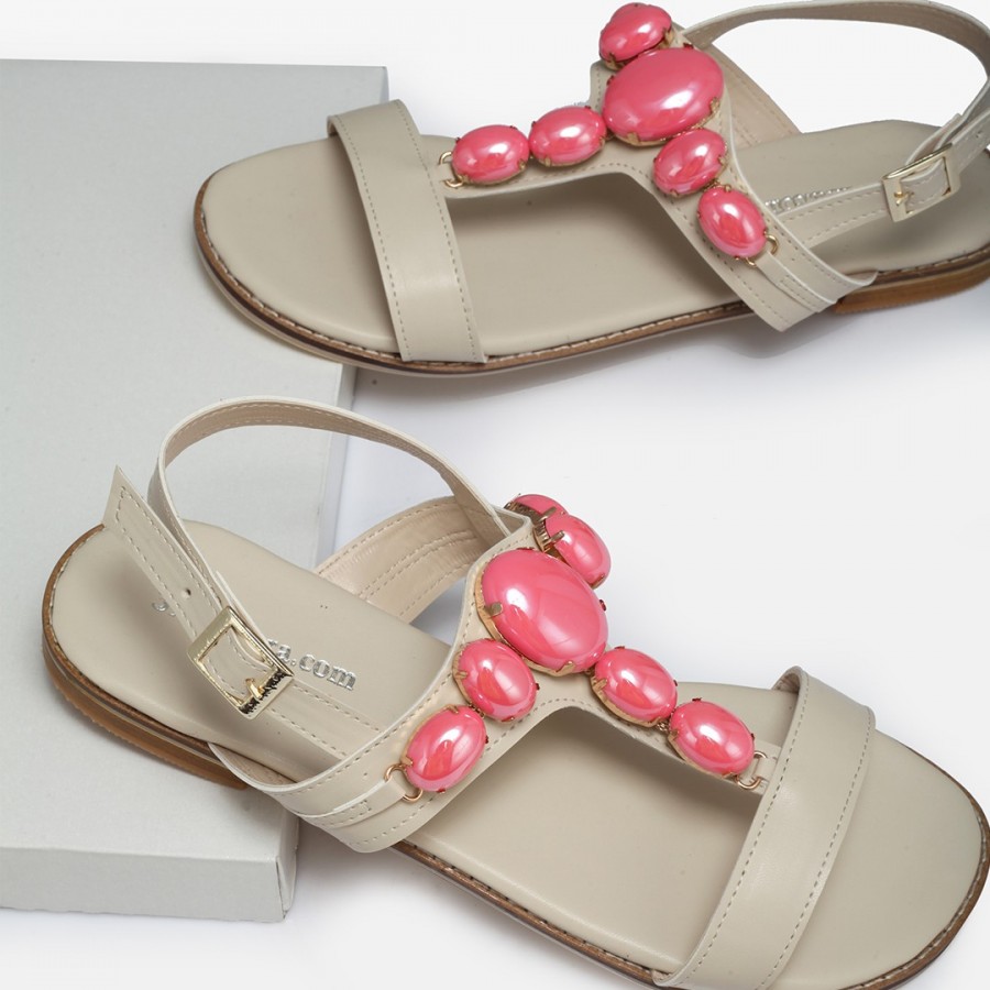 Pembe Tokalı Bej Sandalet