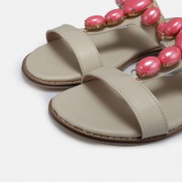 Pembe Tokalı Bej Sandalet